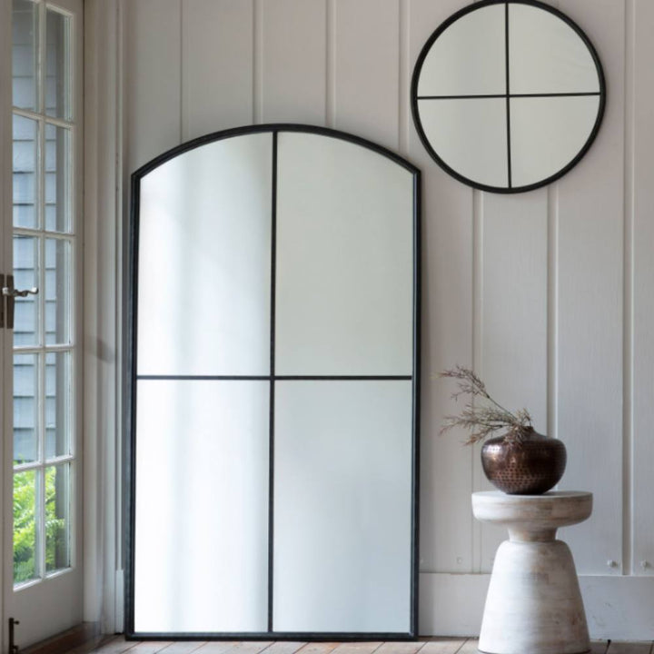 greta arched black mirror